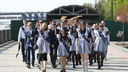Школа, пока! Как выпускники отметили последний звонок на Михайловской набережной — 15 фото