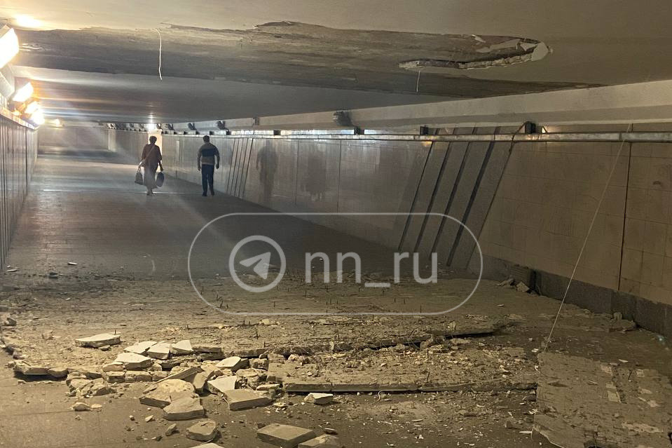 «Могло убить нескольких человек». Потолок рухнул в поземном переходе у ТЦ «Небо» в Нижнем