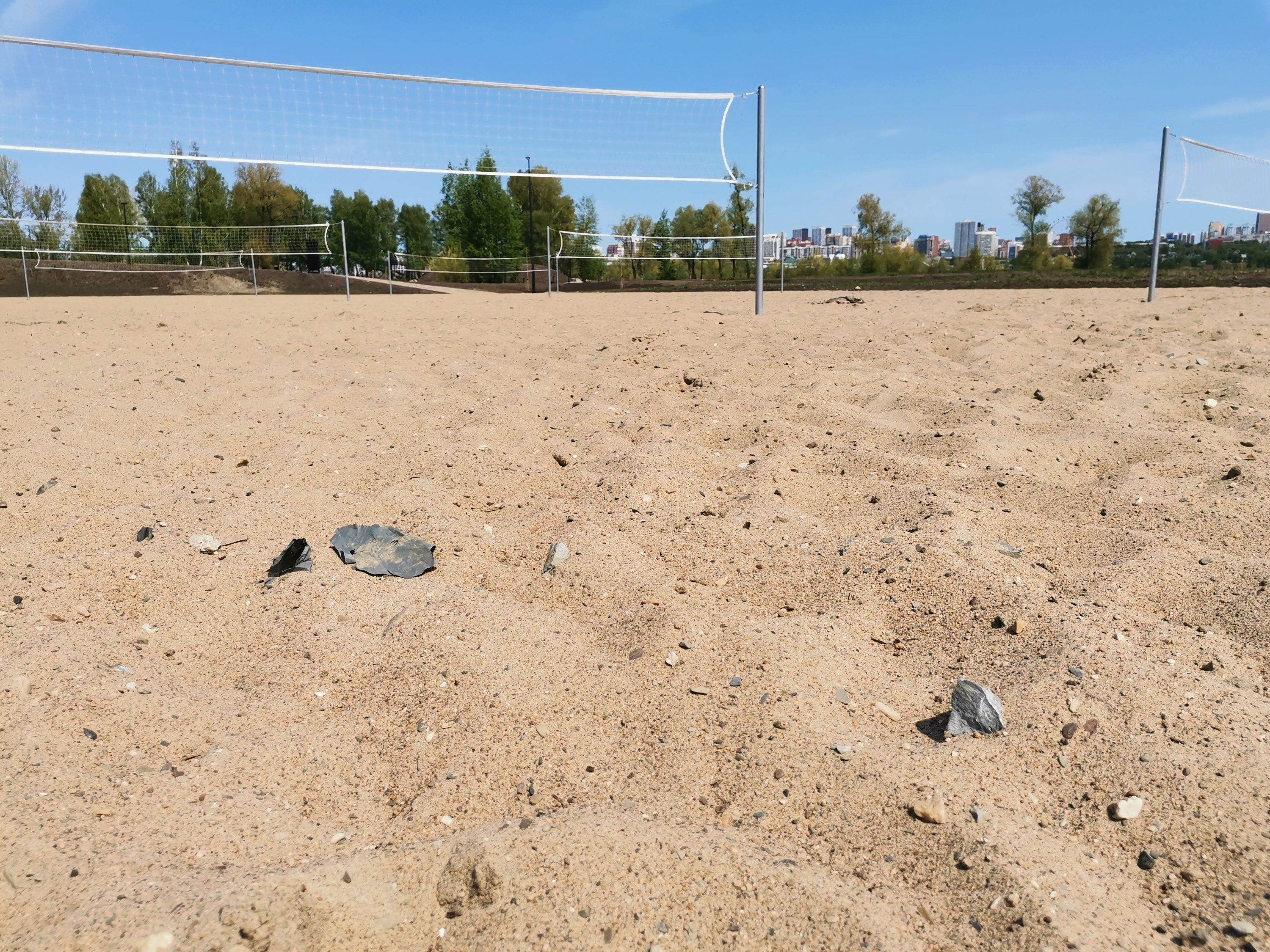 Любители волейбола ожидали в новом парке идеальных условий для игры, но оказалось, что вместо чистого мелкого песка на новой площадке — строительный