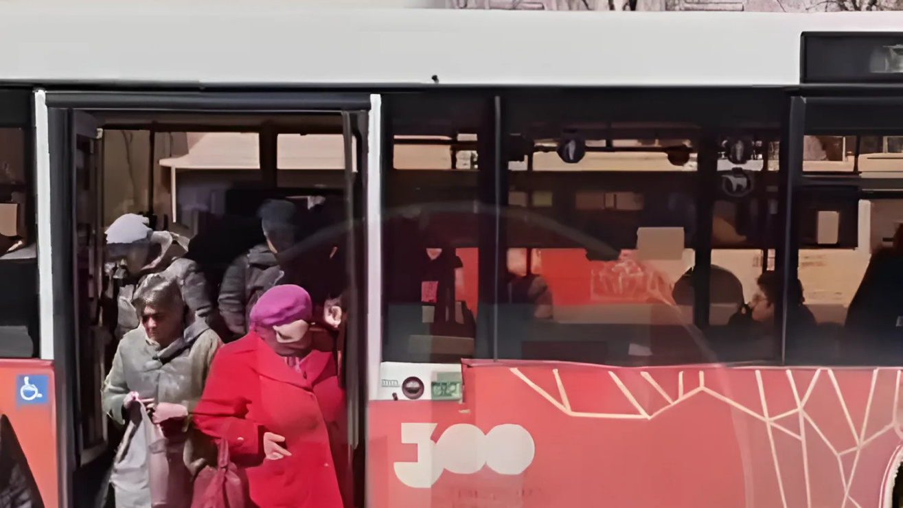 На Мира в Перми автобус встал посреди дороги из-за упавшей в салоне пенсионерки. Видео