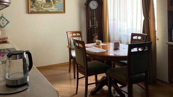 Пять комнат и сауна: в Омске продают квартиру более чем за 27 миллионов рублей — рассматриваем фото жилья