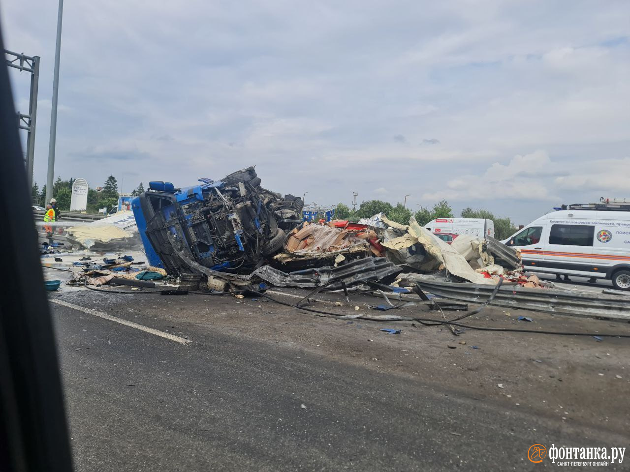 Грузовик протаранил отбойник и перевернулся на КАД в Петербурге, фото и  видео ДТП - 2 августа 2023 - ФОНТАНКА.ру