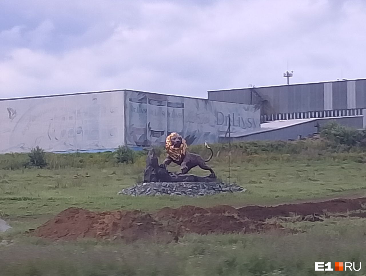 Красотка в золотой каске показала, как «Сима-ленд» строит мини-город под Екатеринбургом