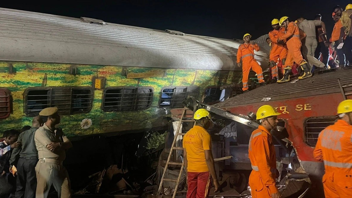 В Индии столкнулись поезда: около 300 человек погибли