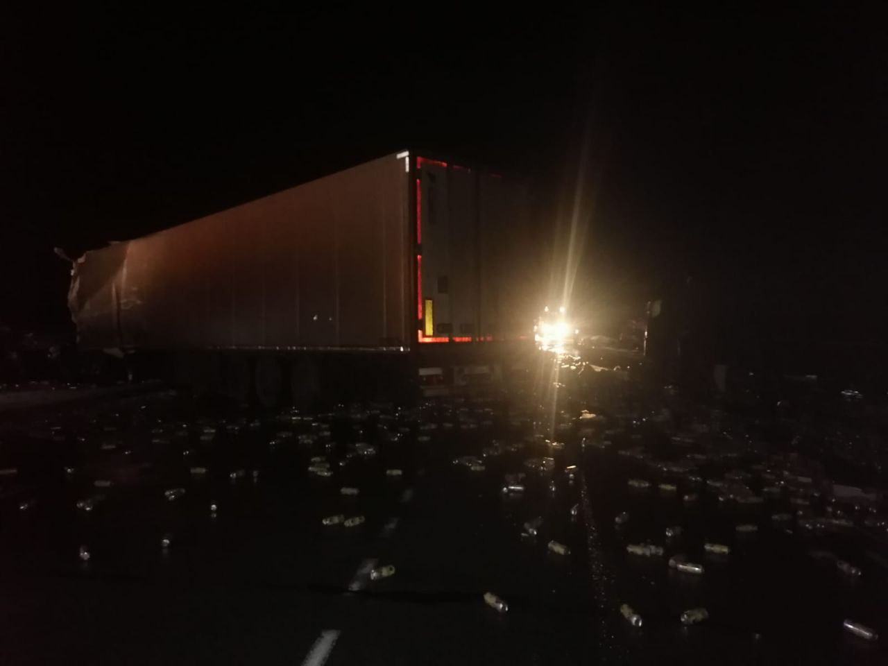Два грузовика столкнулись в Новосибирской области — один из водителей погиб