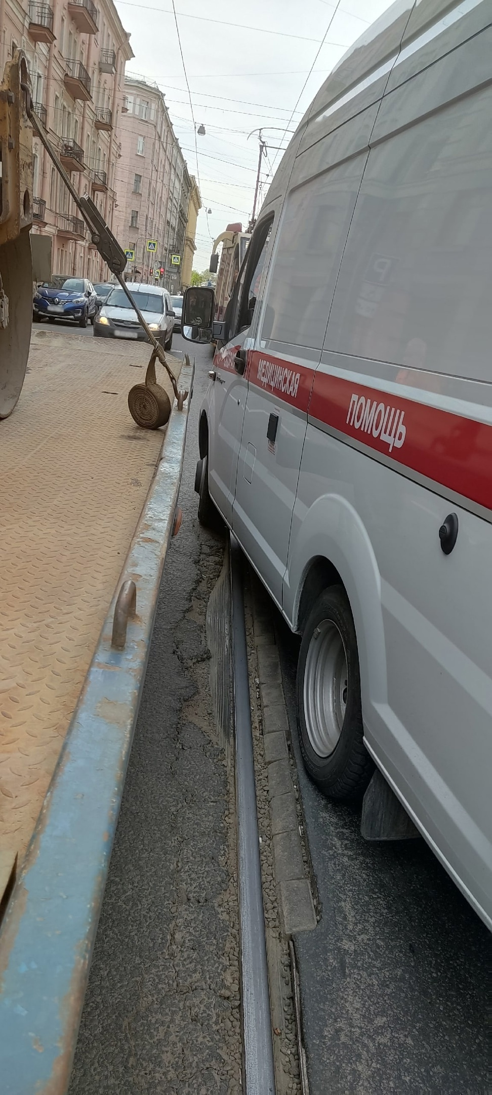 Скорая не разъехалась со «Шкодой» на трамвайных путях улицы Куйбышева