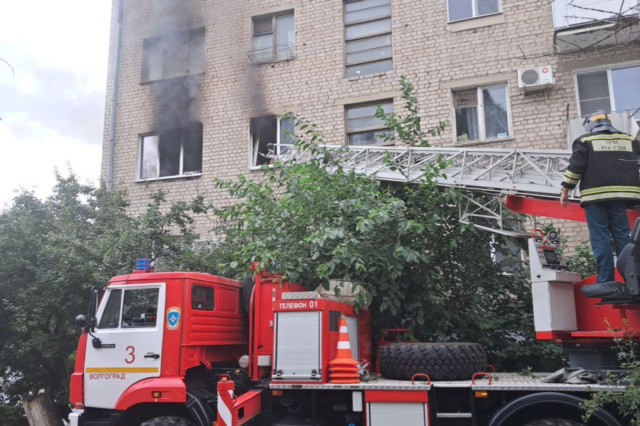 В центре Волгограда над штабом байкерского клуба «Ночные волки» сгорела  квартира 21 июля 2023 г. - 21 июля 2023 - v1.ru