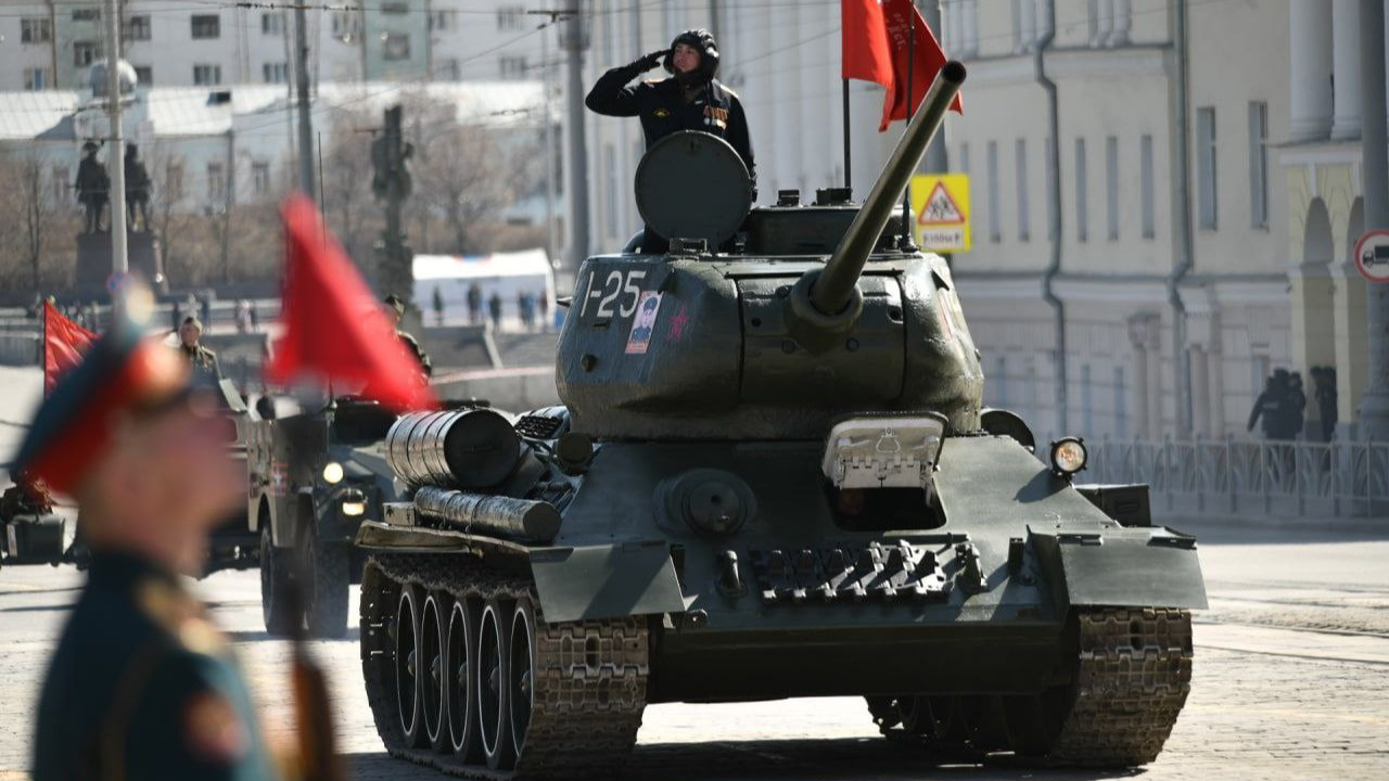 В городе пробки, на площади 1905 года танки: показываем репетицию парада Победы в прямом эфире