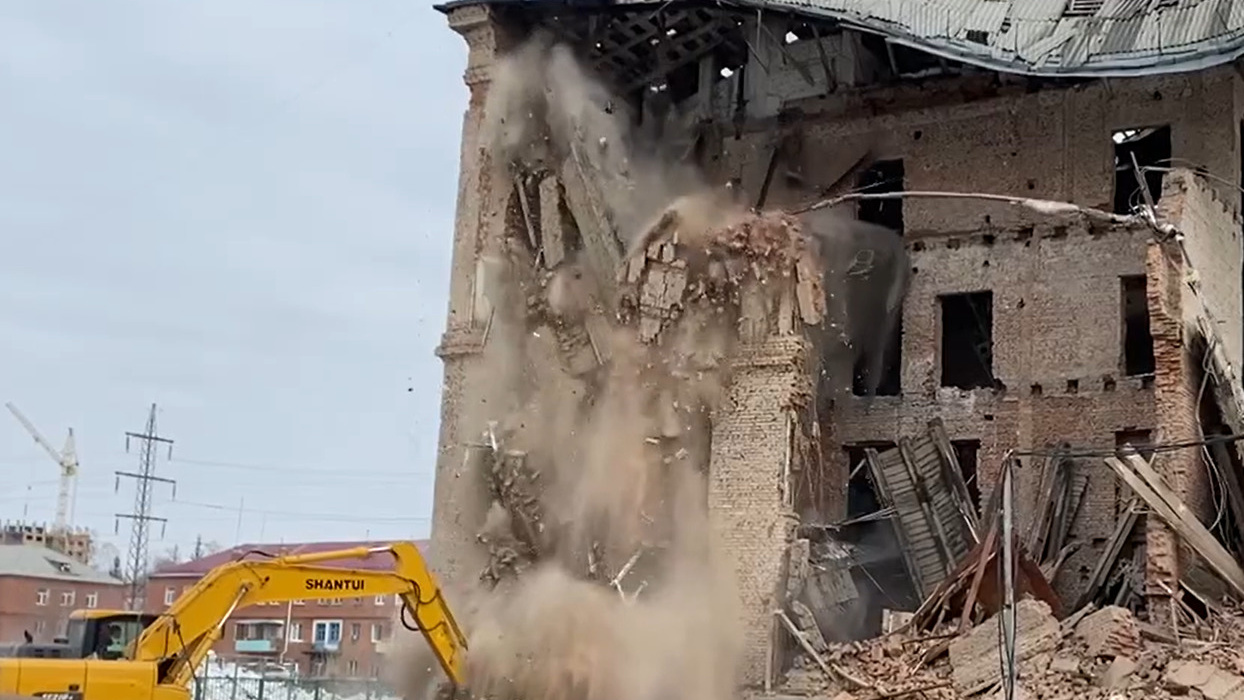 Мы сняли эпичное видео, как в Омске разрушают здание гимназии <nobr class="_">№ 88</nobr>