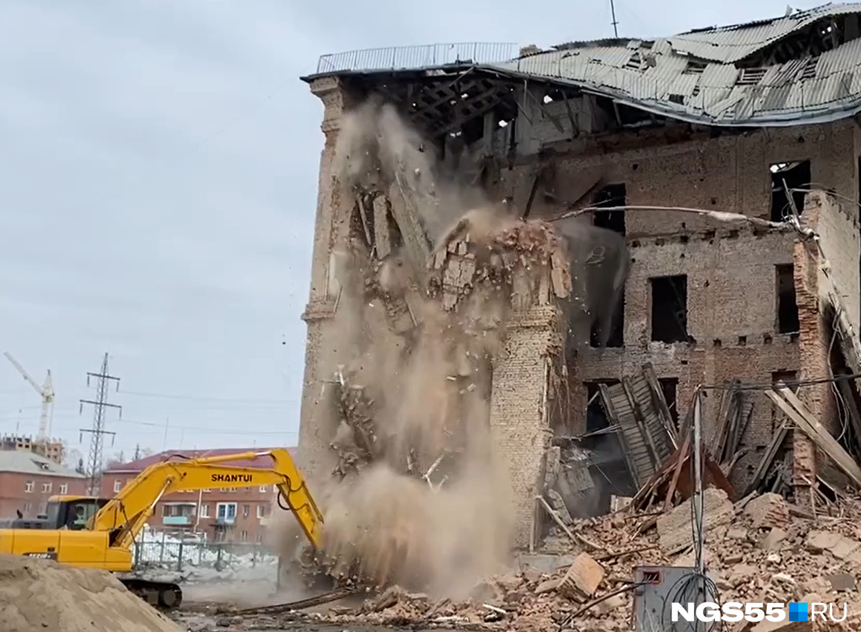 Мы сняли эпичное видео, как в Омске разрушают здание гимназии № 88
