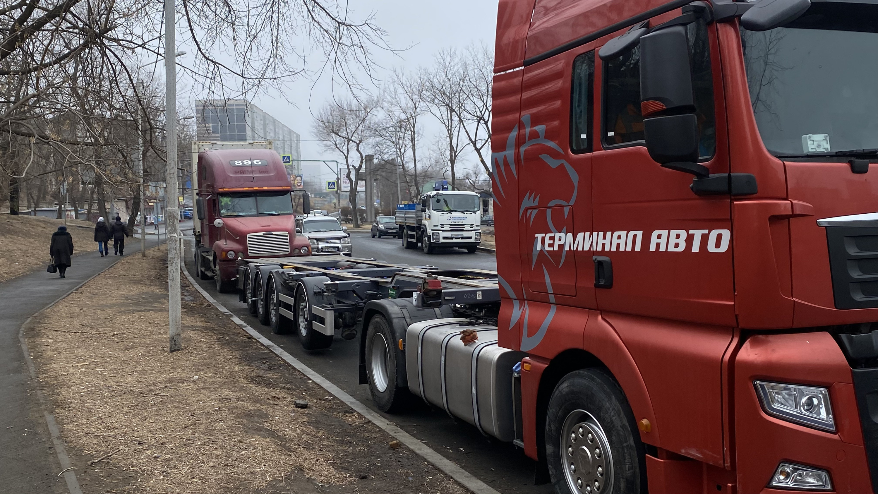 Наглость или нужда? Почему дальнобойщики во Владивостоке паркуются где попало