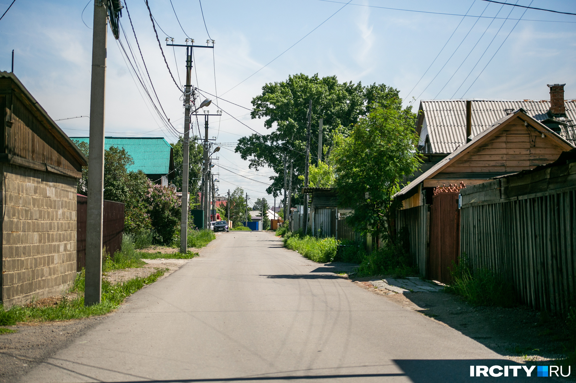 Одна из соседних с Култукской улиц — типичная поселковая: частные дома, заборы, нет тротуаров