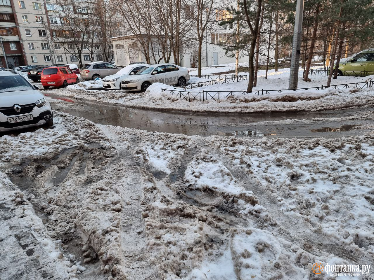 В Петербурге из-за оттепели тротуары города покрылись льдом и снежной кашей  — фото, видео - 18 декабря 2023 - ФОНТАНКА.ру