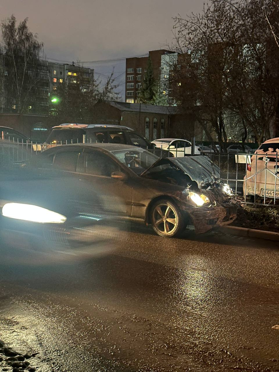 «Я никого не боюсь!» В Екатеринбурге хозяин Mercedes устроил ДТП и накинулся с ножом на другого водителя