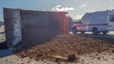 В Архангельской области опрокинулся КАМАЗ с песком — причиной называют гололед