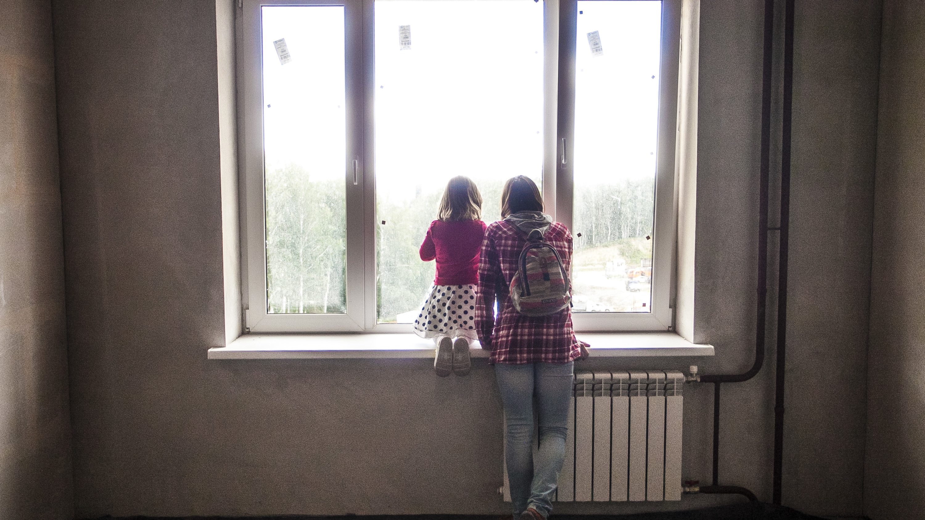 В Екатеринбурге полуторагодовалая девочка выпала из окна. В это время ее мама была на работе