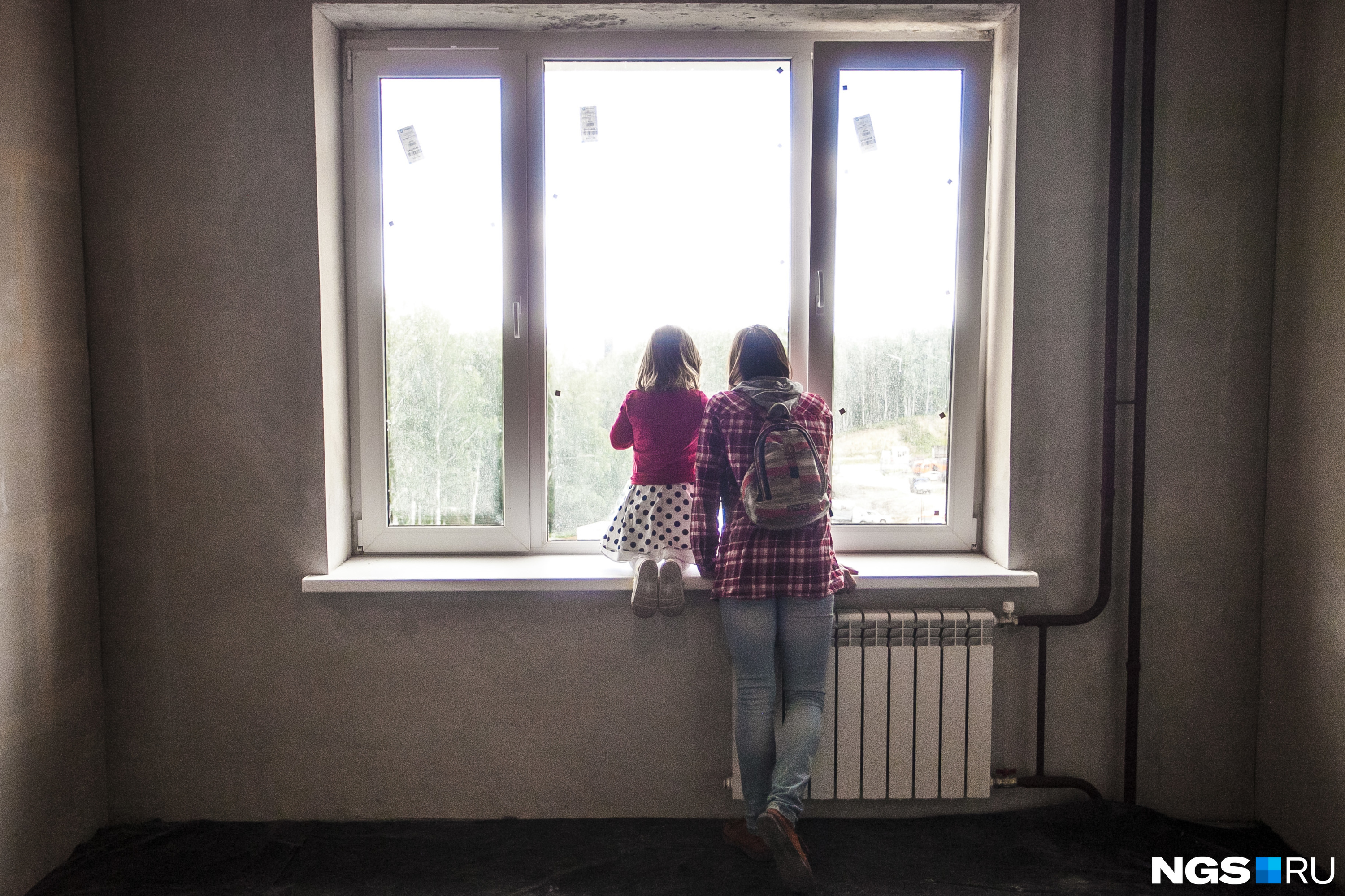 Трехлетний ребенок выпал из окна девятого этажа в Кузбассе — он умер в больнице