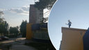 «Топали так, что стоял шум»: в Новосибирске дети залезли на крышу магазина — это привлекло внимание прохожих