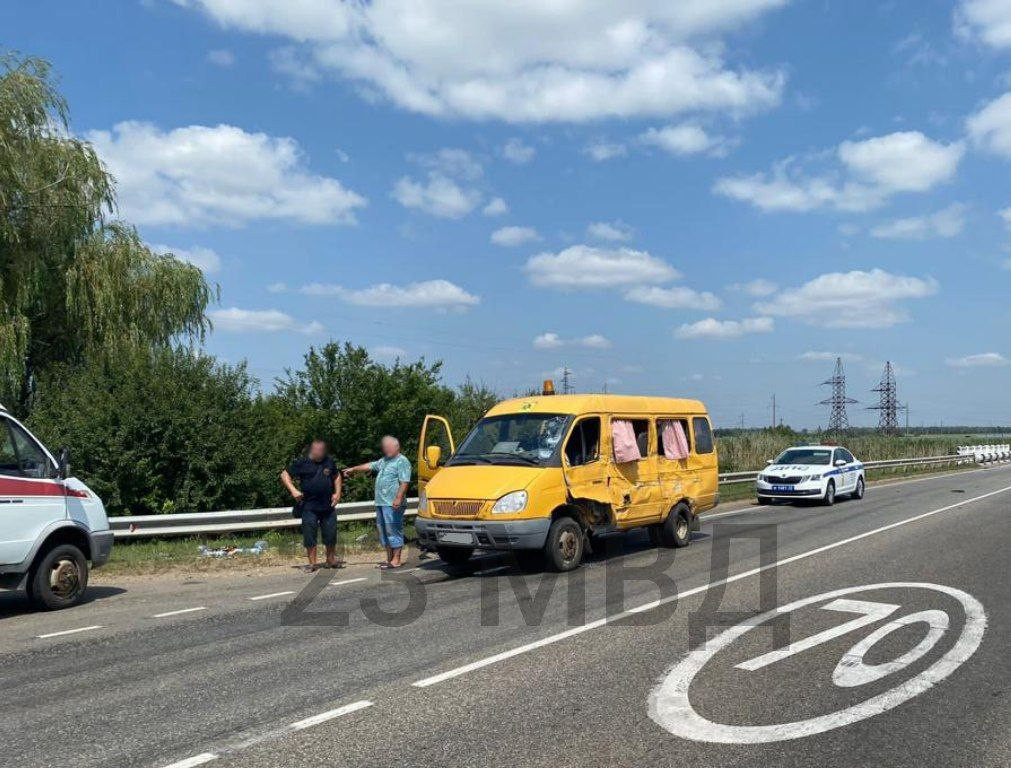 Детская футбольная команда попала в ДТП с грузовиком в Краснодарском крае. Один ребенок погиб