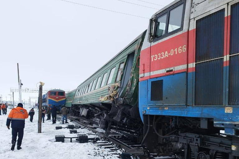 В Казахстане сошел с рельсов пассажирский поезд. В Самару не доехали 200 человек, в том числе россияне