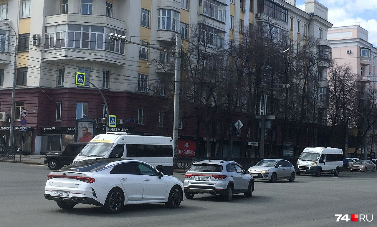 При повороте налево с проспекта Ленина на Красную приходится гадать, когда именно остановится встречка