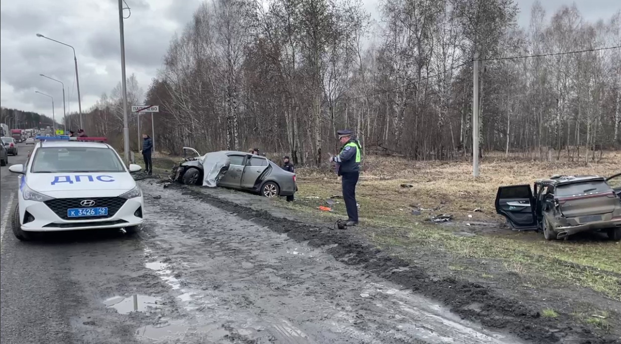 Авто всмятку: один человек погиб и шесть пострадали в ДТП на федеральной трассе под Кемеровом