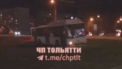 Возле тольяттинского ТЦ автобус вылетел с дороги на газон