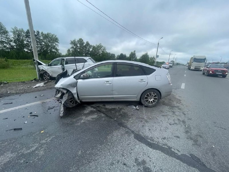 Автомобиль врезался в столб на новосибирской трассе — в ДТП погиб мужчина