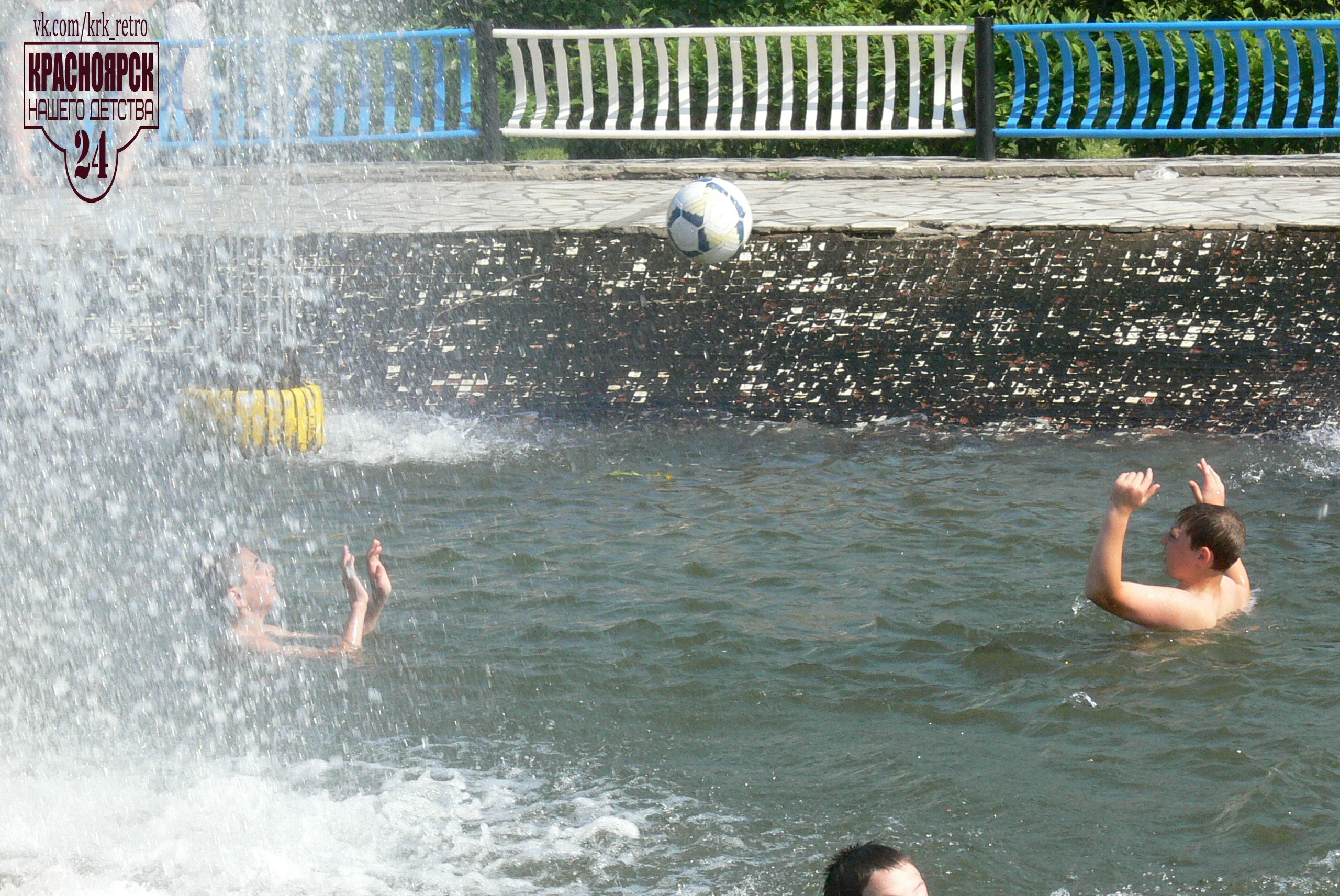 Кто сказал, что в водное поло можно играть только в бассейне? Все тот же фонтан на 2-й Хабаровской отлично подходит!