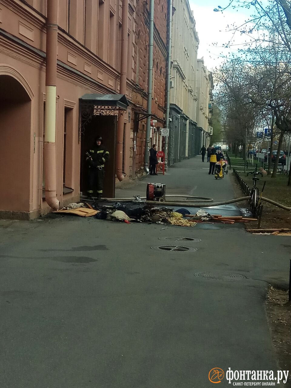Шесть человек эвакуировали из дома на Васильевском