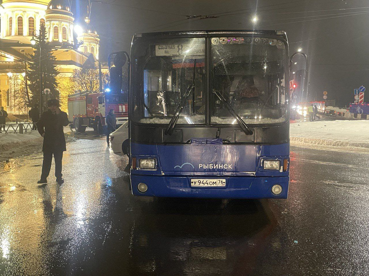 Пробила корпус: в Ярославской области легковушка влетела в автобус. Фото |  24.12.2023 | Ярославль - БезФормата