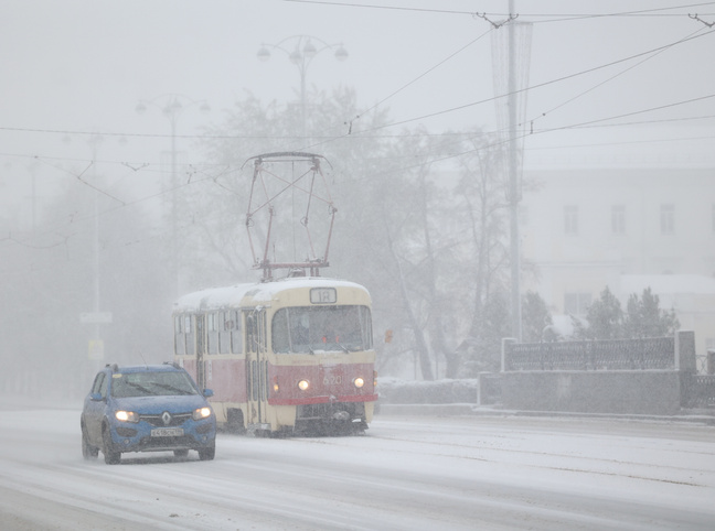 Погода сошла с ума! Екатеринбург завалило адским снегопадом, на улицах ДТП: онлайн