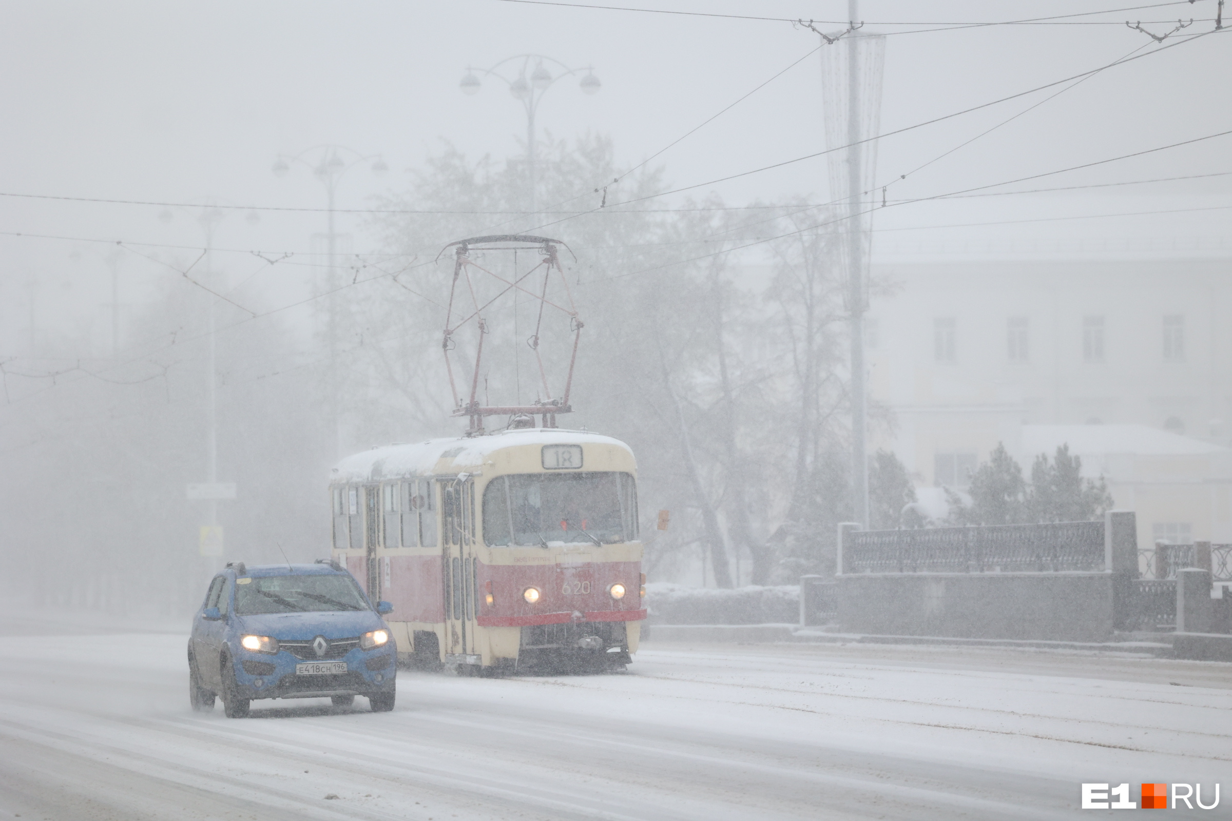 Погода сошла с ума! Екатеринбург завалило адским снегопадом, на улицах ДТП: онлайн