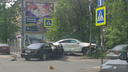 Машины отбросило на тротуар: в центре Ярославля столкнулись престижные иномарки