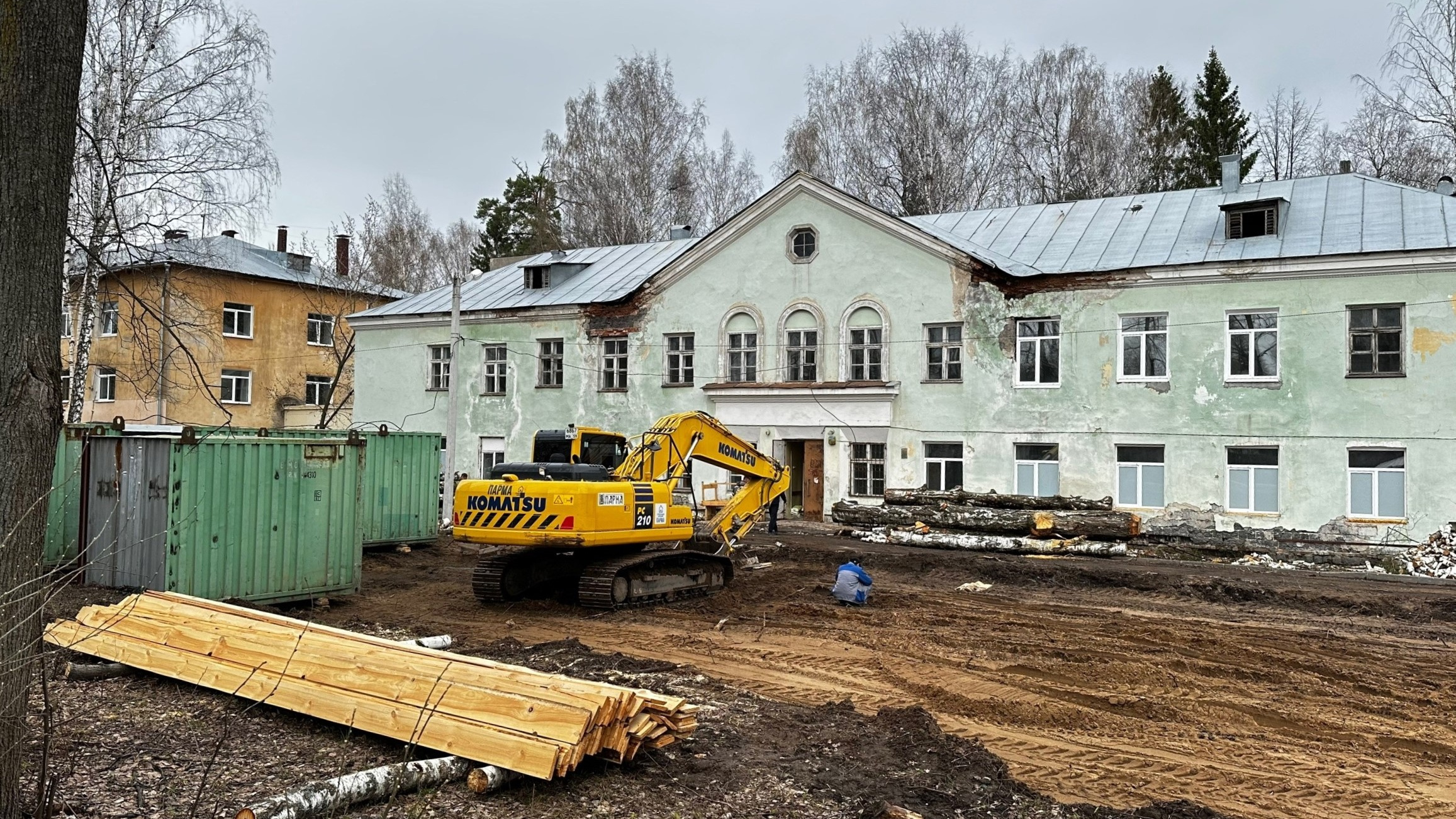 В больничном городке Архангела Михаила в Перми демонтируют аварийку для стройки новой поликлиники: фото и видео с места
