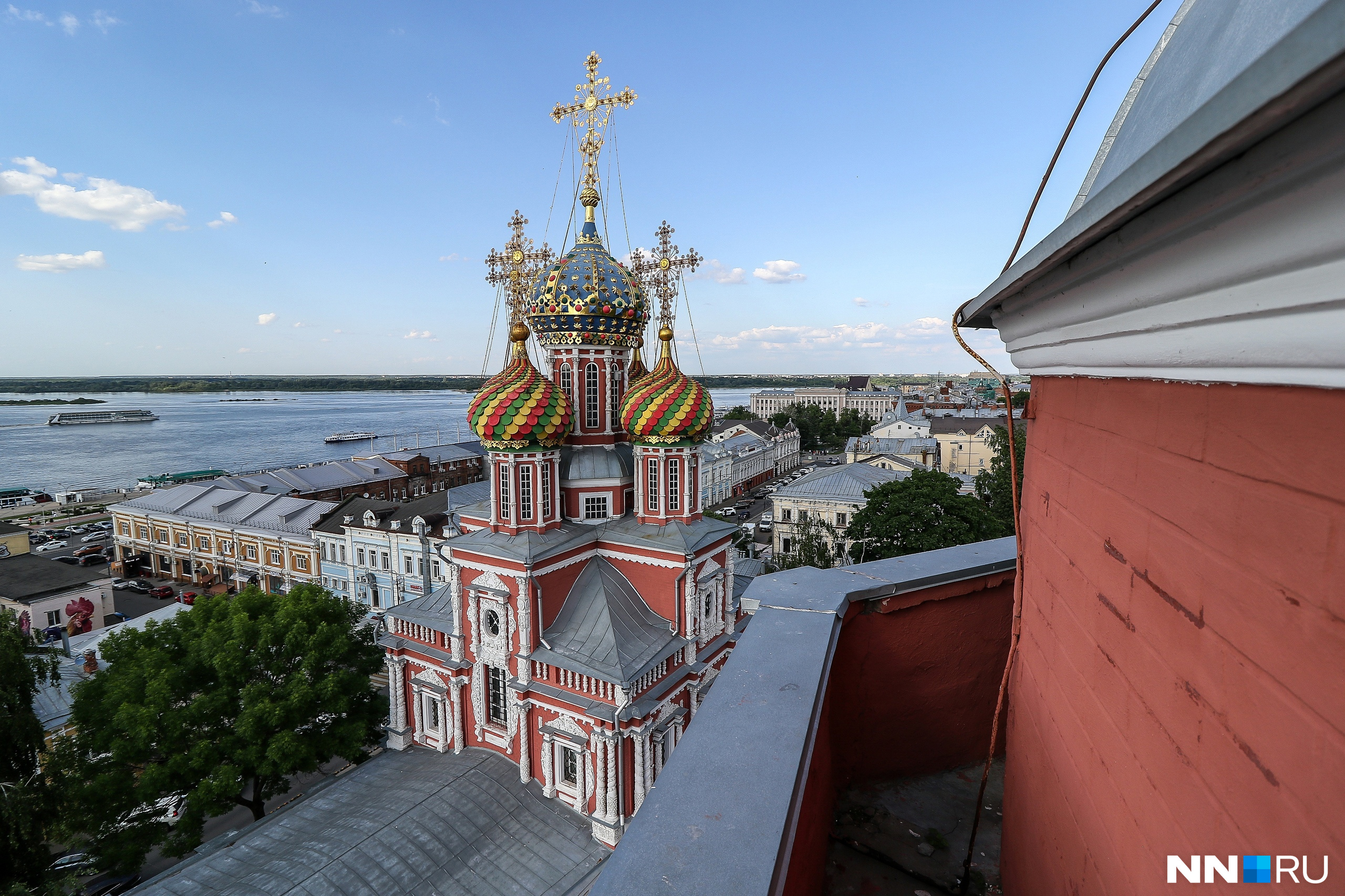 Вид на церковь с верхнего яруса колокольни