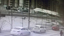 Быстро приехала скорая, затем ДПС: появилось видео, как машина сбивает женщину в Новосибирске