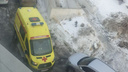 Как машина на льду: житель Уфы снял на видео застрявшую во дворе скорую помощь