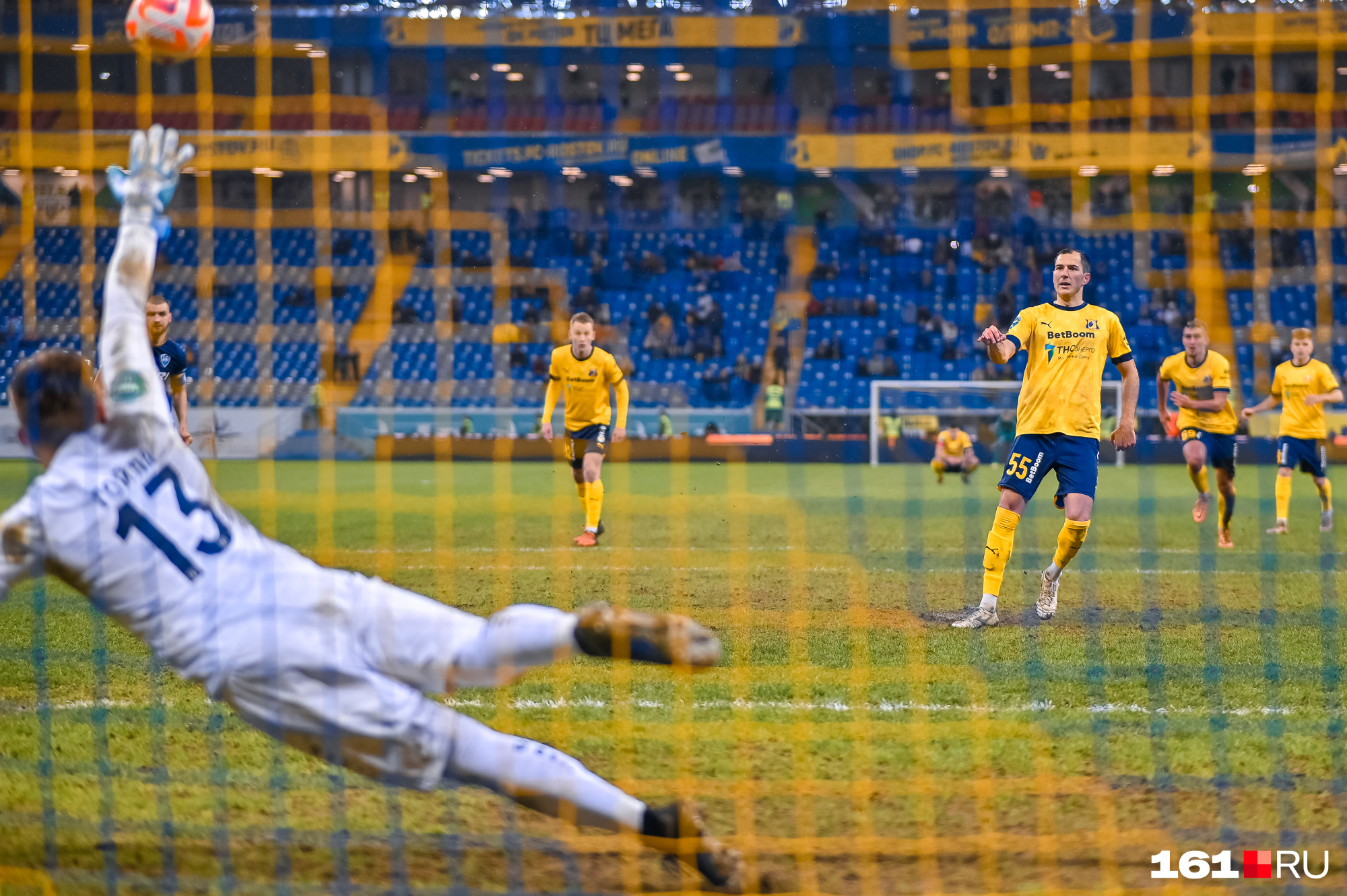 Уже в добавленное время «Ростов» получил право пробить пенальти. Максим Осипенко сделал счет 2:1