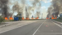 Пожар вспыхнул вдоль дороги в Новосибирской области — видео огня