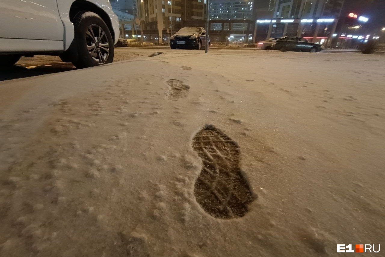 На урале выпал снег. Снег в Екатеринбурге. Снег в апреле. В Екатеринбурге выпал снег. Екатеринбург засыпало снегом.