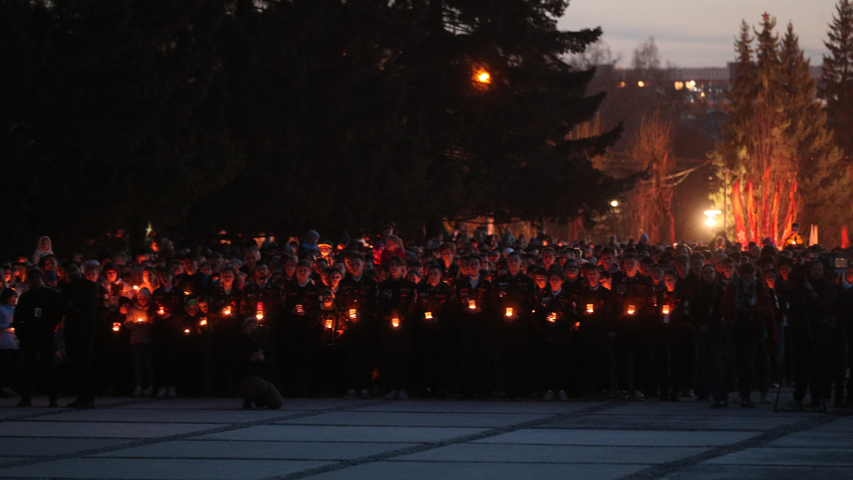 Новосибирцы зажгли свечи в память о погибших в Великой Отечественной войне — трогательные кадры
