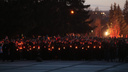 Новосибирцы зажгли свечи в память о погибших в Великой Отечественной войне — трогательные кадры