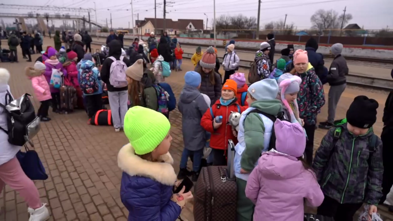Вывезли автобусами и пересадили на поезда. 700 детей из Белгородской области эвакуировали в другие регионы России