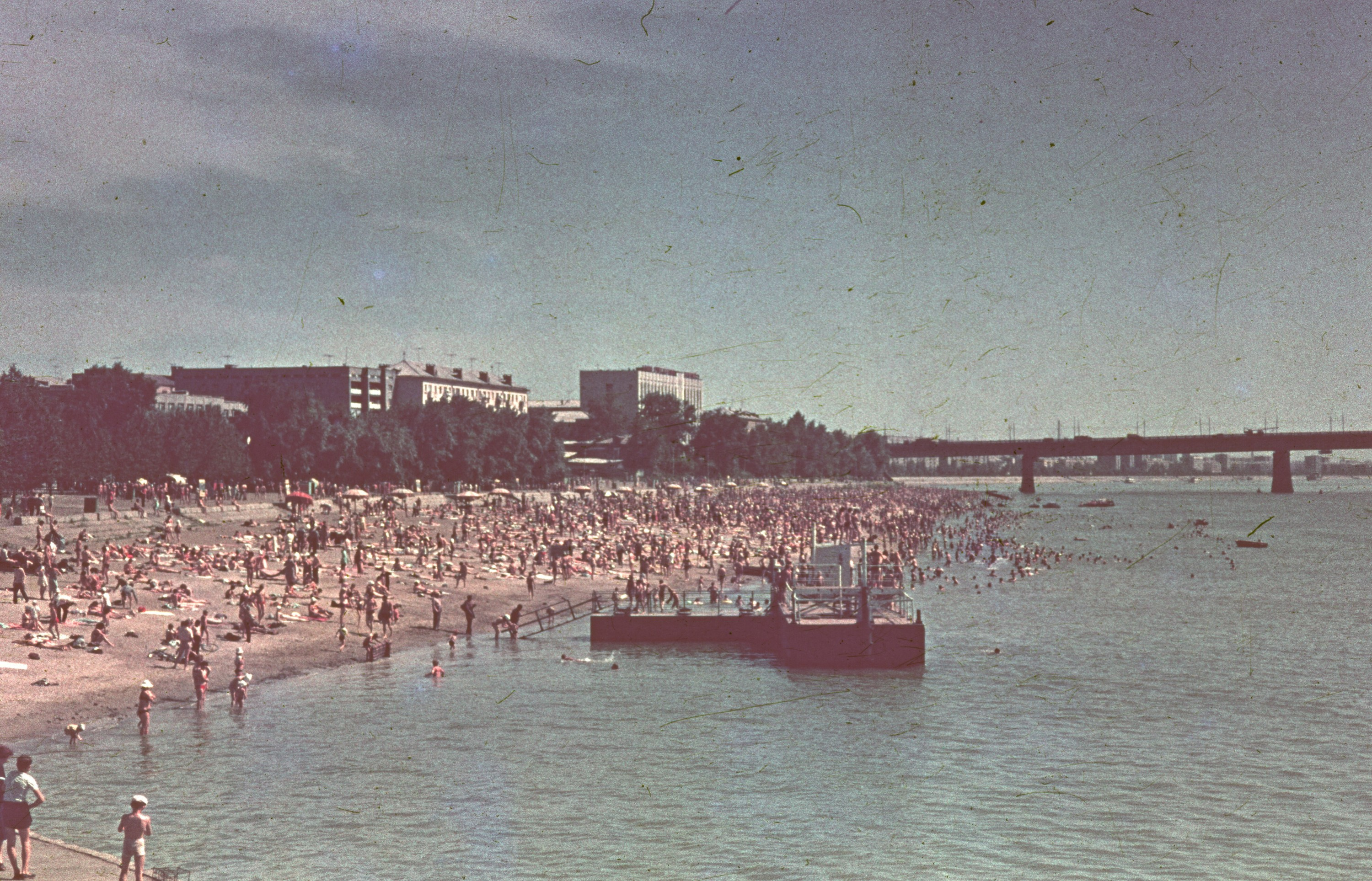 На Куйбышевском пляже людей видимо-невидимо что в 1985 году, <a href="https://ngs55.ru/text/summer/2023/06/03/72363587/" class="_" target="_blank">что сейчас</a>