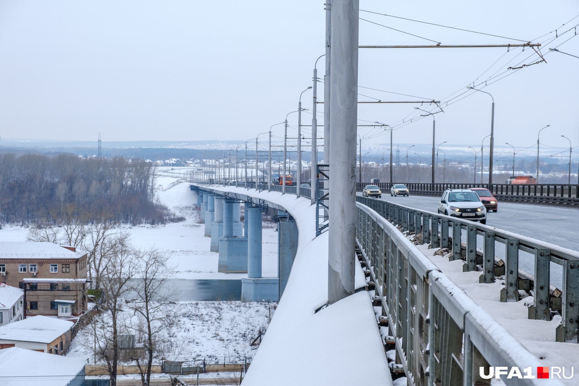 На новом мосту даже протянули линию для троллейбусов