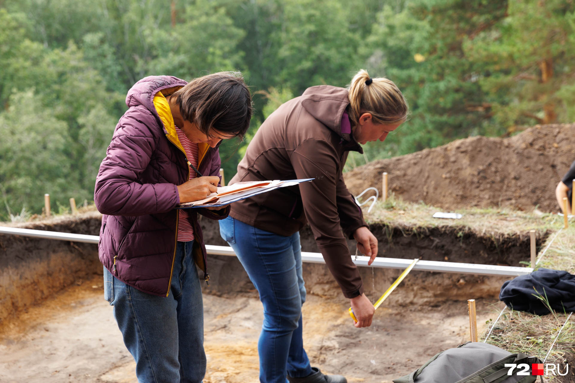 Археологи делают последние замеры перед тем, как «засыпать» раскопанные участки