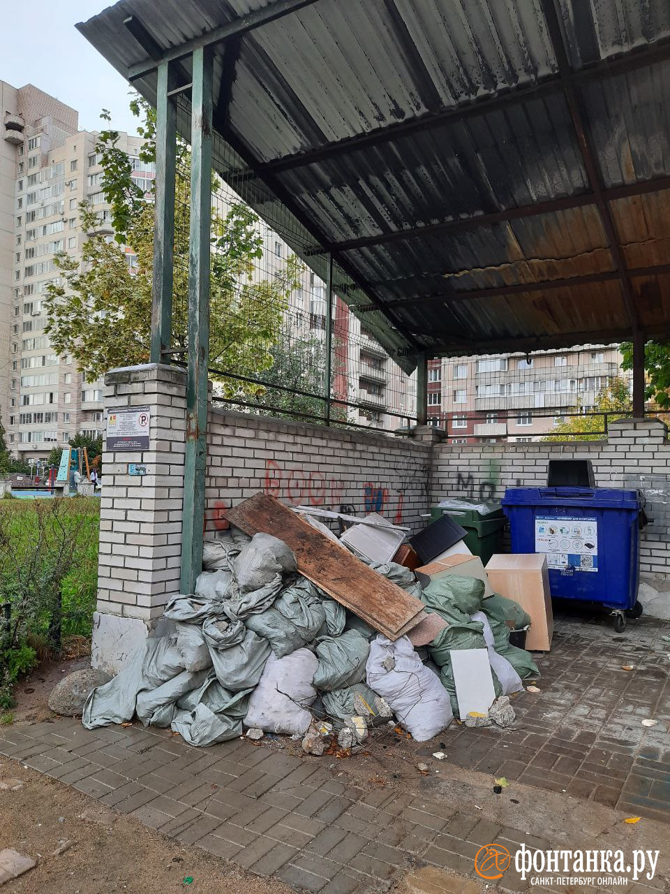 В доме на Гаккелевской окно превратили в дверь: жители увидели угрозу для  стен и берез и вызвали полицию - 30 сентября 2023 - ФОНТАНКА.ру