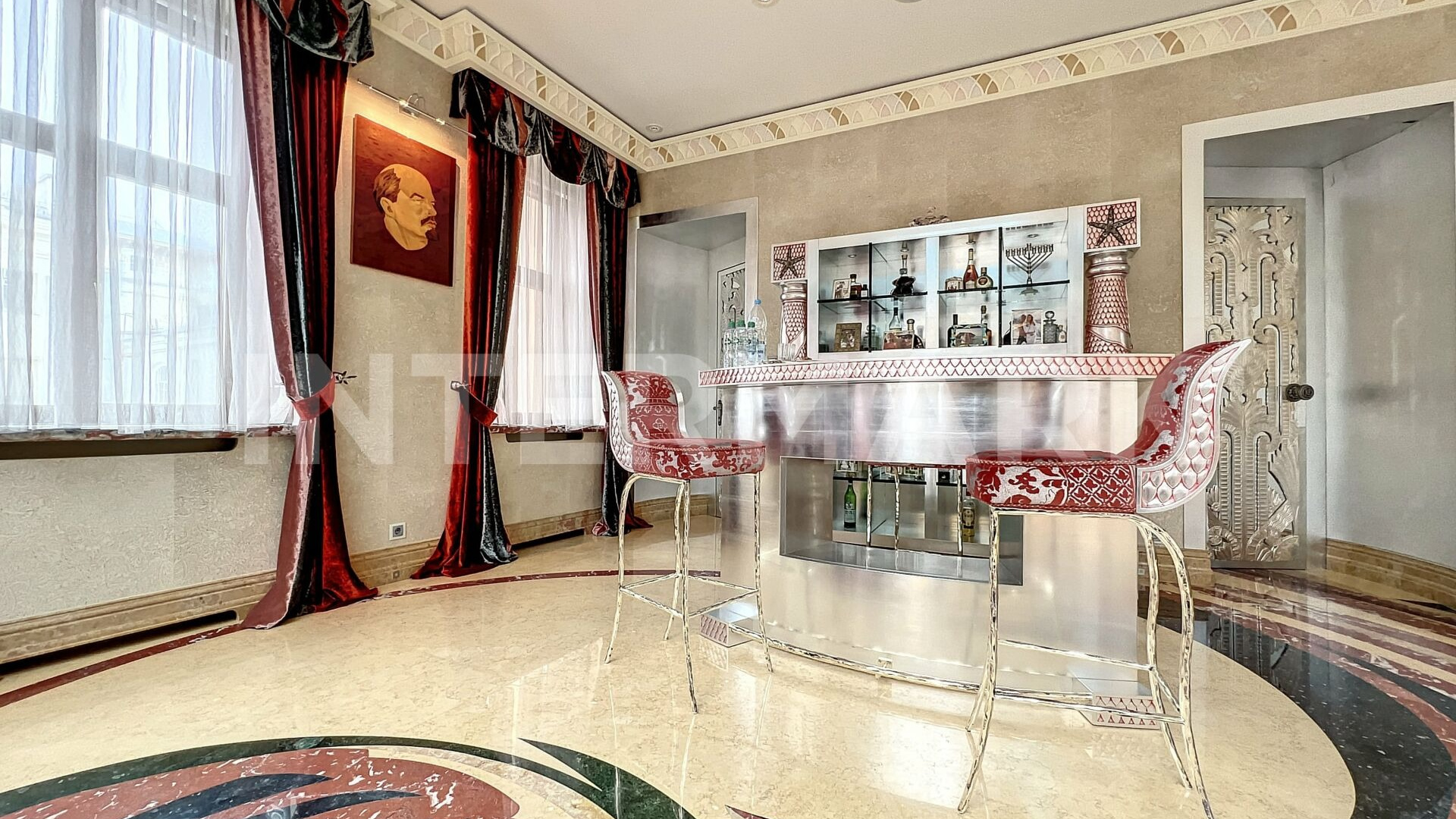 С портретом Ленина и кучей каминов. Как выглядит самая дорогая квартира в дореволюционном доме Москвы: фото