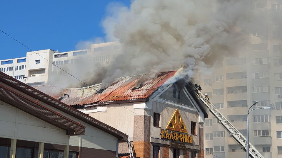 «Крыша обрушилась»: показываем и рассказываем, как тушили ресторан «Каледония» на Дыбенко